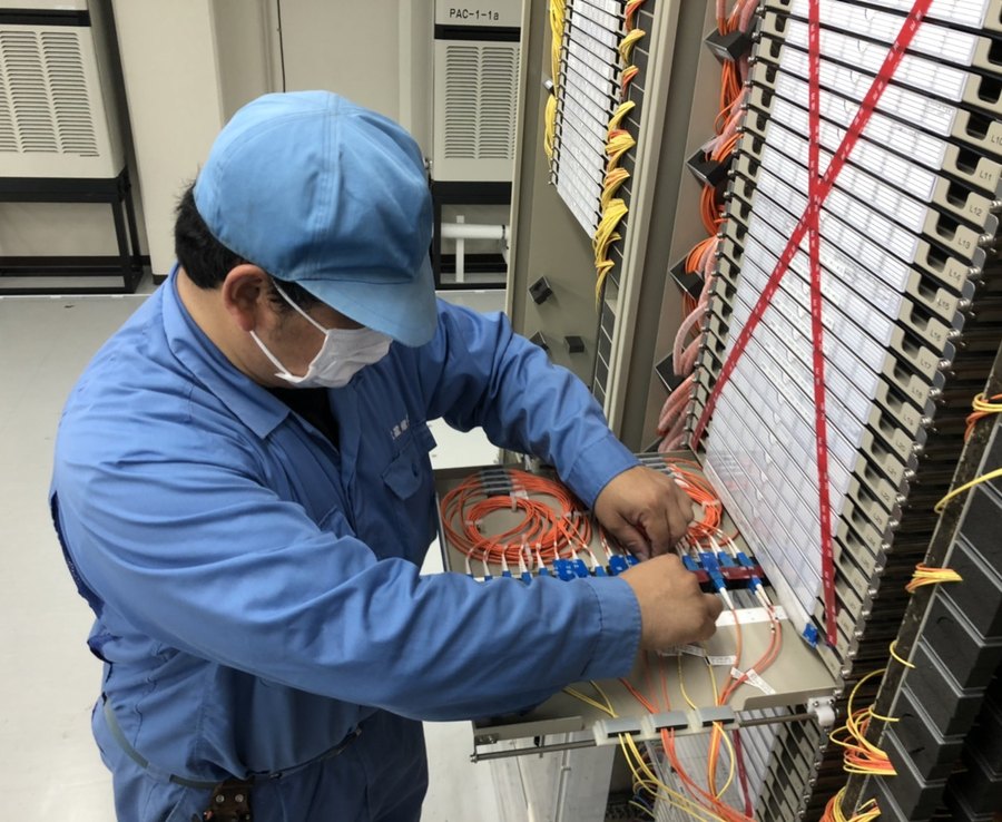 通信設備の配線作業