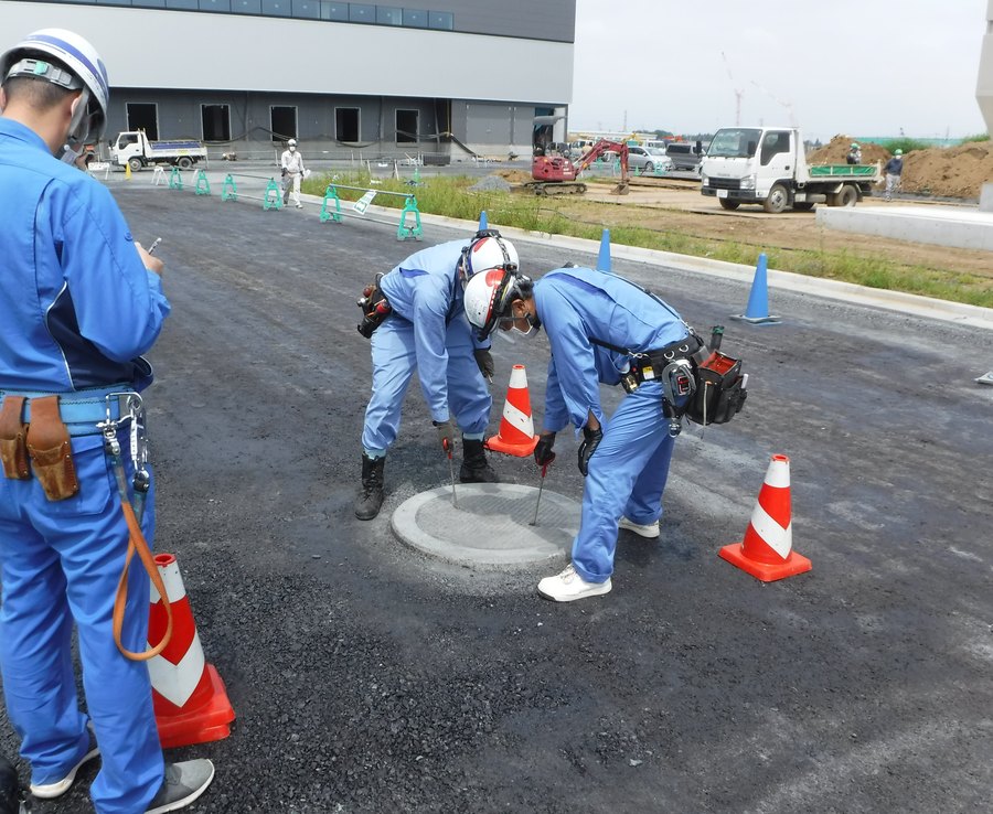 道路現場での地中設備の作業