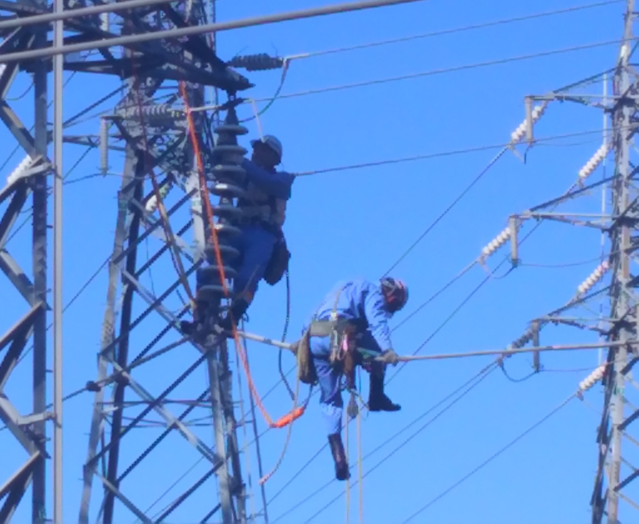 鉄塔上での送電線保守作業